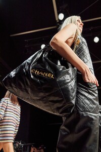 00089-Chanel-Spring-22-RTW-details-Paris-credit-gorunway.thumb.jpg.cdb6a8a8655e9de252a1578462404566.jpg