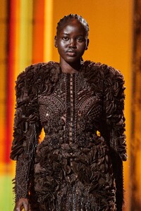 00104-Balmain-Details-Spring-22-RTW-Paris-credit-gorunway.thumb.jpg.0e0e8cd7bfe250e41edf9a1d8ef9220a.jpg