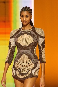 00112-Balmain-Details-Spring-22-RTW-Paris-credit-gorunway.thumb.jpg.d122e3e04886f1ba3e11b59ad4ff90c3.jpg