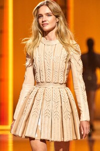 00116-Balmain-Details-Spring-22-RTW-Paris-credit-gorunway.thumb.jpg.8eb08d7be109a16bcb71f344e0cb4fd1.jpg