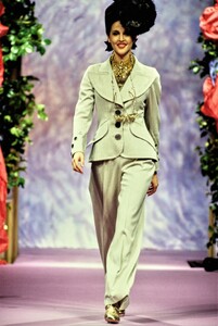 009-christian-lacroix-spring-1994-couture-CN10056554-suzanne-von-aichinger.jpg
