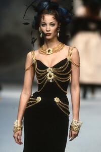 018-Chanel-Couture-Jewellery-vogue-200121-credit-Getty-Images.thumb.jpg.c9a938e2386accda6edec08eb798a85a.jpg