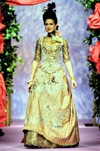 050-christian-lacroix-spring-1994-couture-CN10056702-suzanne-von-aichinger.jpg