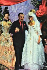 052-christian-lacroix-spring-1994-couture-CN10056711-suzanne-von-aichinger-christian-lacroix-eve-salvail.jpg