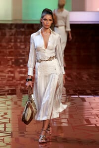 1002304275_Valentino2005WomenRTW99.thumb.jpg.80b34e80fdc4e4fedc1f00f59d63047b.jpg
