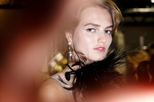 1044219427_ArmaniPriveFall2013Backstage2.thumb.jpg.e5ce168f72fdfa73f3533313fbece679.jpg