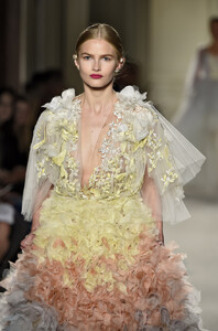 1048851222_MarchesaRunwaySpring2016NewYorkFashion8.thumb.jpg.4f9c6a69283d29c630f12b81b7b32369.jpg