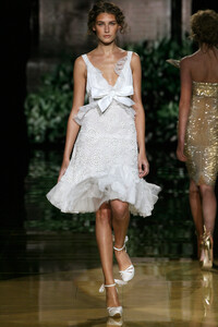 1060246091_ElieSaab2006HauteCouture10.thumb.jpg.b0716ddafd9840d3a92783e4efce9528.jpg