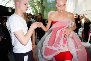 1109599556_GiambattistaValliFall2013BackstagefxwhBCZth6Kx.thumb.jpg.54dd8bfc4f382bf4f3ef04759d3c0b4c.jpg