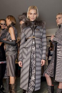 1149334472_MissoniFall2012Backstage4.thumb.jpg.c43a85e891137c4e931002209d7f5092.jpg