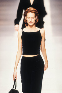 119609552_EmporioArmani1996WomenRTW180.thumb.jpg.5896fc9c932fb710fa0d3f9c6a710322.jpg