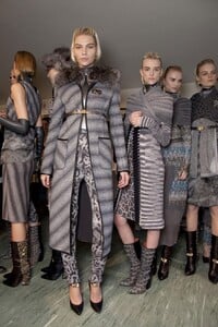 1241622043_MissoniFall2012Backstage2.thumb.jpg.95e52ab265302fb529b06e185b8898cb.jpg