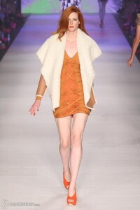 124749916_LOrealParisRunway5Cosmopolitantalulah-autumn-fall-winter-2012-lmff5.thumb.jpg.064b7d9283eacc11562e4e31a44224dc.jpg