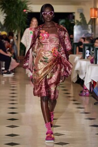 1263757097_00006-AnnsSui-Spring-22-RTW-New-York-credit-gorunway.thumb.jpg.d160a002b61bb3d9667a20590d60f5f8.jpg