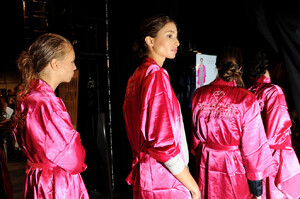 1268206757_DennisBassoBackstageSpring2016NewYork2.thumb.jpg.2200a7077380092327f0c9d7a2fd6dbf.jpg