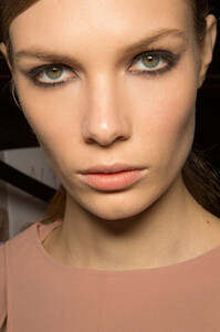 1269091323_ElieSaabSpring2013Backstage15.thumb.jpg.139e72d7aae30e80c1f6de903ea67f62.jpg