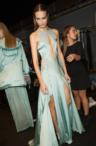 1297880220_BlumarineSpring2013BackstageJ3W-SpY95JDx.thumb.jpg.8b923c6652470162df0fd49d1c14a4e9.jpg