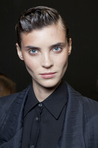 1344489053_Trussardi1911Fall2012Backstage2.thumb.jpg.2a23e13446d8a617a7ce6412ab7fde76.jpg