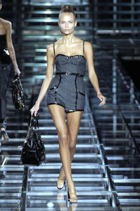 13503_celebrity_city_Dolce_E_Gabbana_Milan_Fashion_Show_71_123_456lo.thumb.jpg.1627c60b78fbe5ddf423a33641dd2ef1.jpg