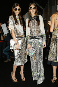 1387125730_RobertoCavalliSpring2013BackstageLqeTpx4rpcnx.thumb.jpg.bd956fbd268e0b6a1401fa9a89c1aba7.jpg