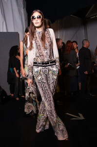 1430547620_RobertoCavalliSpring2013Backstage9eGG1MZYNgSx.thumb.jpg.75c55f7779d98d8bab0dab02b841b8e3.jpg