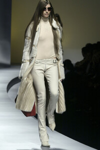 1455439686_Versace2003WomenRTW70.thumb.jpg.351990809939c64d336b3912556cec2e.jpg