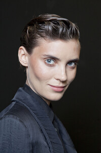 1460464365_Trussardi1911Fall2012Backstage4.thumb.jpg.ccc4459f3138f49056d23ea541674093.jpg