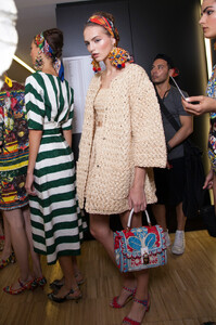 1468286648_DolceGabbanaSpring2013BackstagexdLS-ywLx6ux.thumb.jpg.f7280d536b035a5578b219eb7f66afd4.jpg