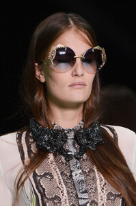 1487681284_RobertoCavalliSpring2013Details2.thumb.jpg.070971056b4967f8989d29765851e2ef.jpg