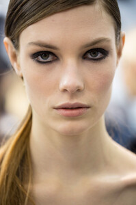 1534594568_ElieSaabSpring2013Backstage11.thumb.jpg.443e43a8b79d8fc210f287cfef0abc89.jpg