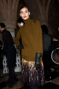 1549522294_NicoleFarhiFall2012Backstage4.thumb.jpg.ef466404b239174209e1d02d77494d68.jpg