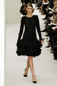 1562610641_Chanel2004HauteCouture37.thumb.jpg.9fe58bb791b469613fbe8f89da582789.jpg