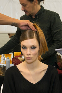 1584563585_ElieSaabSpring2013Backstage3.thumb.jpg.1e25b7d51bf5765fc79c0113033f96c1.jpg