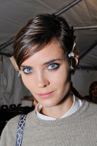 1589577728_DieselBlackGoldFall2012Backstage3.thumb.jpg.445ebc458f235c932b7568fca31342e5.jpg