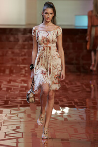 1596836438_Valentino2005WomenRTW46.thumb.jpg.1d3a25c1173ea28f05f1664cb8a6b891.jpg