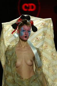 1606467417_ChristianDior2003HauteCouture110.thumb.jpg.2e27957221379161ddce2aa260748f11.jpg