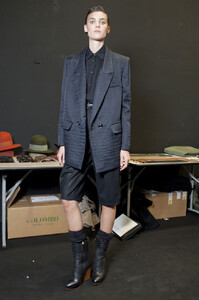 1613560741_Trussardi1911Fall2012Backstage1.thumb.jpg.352927502436c91bc1f1b5e757ff9fbe.jpg