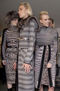 1618619148_MissoniFall2012Backstage7.thumb.jpg.c184b4393f017cbb02cc19110456a52e.jpg