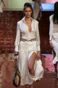 1669334975_Valentino2005WomenRTW100.thumb.jpg.b96de0931e2f9c15670fedc1e5ae83b3.jpg