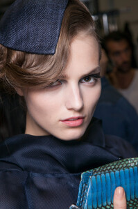 1679981242_GiorgioArmaniSpring2013Backstagee8svupJhC92x.thumb.jpg.11bc8ab4fe33f034eba9f97b5348f57d.jpg