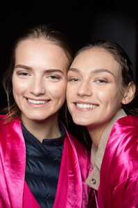 1699236765_DennisBassoSpring2016Backstage3.thumb.jpg.93f4c5f51a272f7f52ca4b547a49237d.jpg