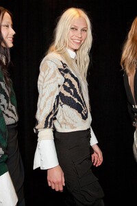 1707825595_AltuzarraFall2012Backstage9.thumb.jpg.3f14e7476fe5c496c70d5a0e10dd64c9.jpg