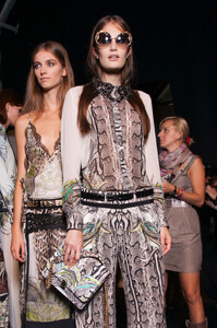 1742108943_RobertoCavalliSpring2013BackstageD7X6nejmF0Vx.thumb.jpg.0a4f42a50732d3125f83eb8ffd381b5b.jpg