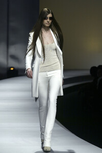 1778338803_Versace2003WomenRTW14.thumb.jpg.8fe5dec9c3901132d1864068a46dca6a.jpg