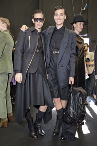 1793749937_Trussardi1911Fall2012Backstage5.thumb.jpg.7b7b0269c772ff6407467dc01f814775.jpg