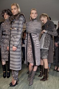 1818392842_MissoniFall2012Backstage6.thumb.jpg.cfbed70f9f654a8f96e2b6eb1b361f88.jpg