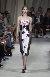 1821667600_OscarDeLaRentaRunwaySpring2016NewYork1.thumb.jpg.b6b502b7d5accc9d319d1909d926e37e.jpg