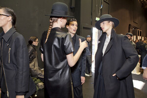 1903701553_Trussardi1911Fall2012Backstage8.thumb.jpg.5156afee3964ee60b200fdd645f3c2e7.jpg