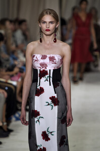 191838587_OscarDeLaRentaRunwaySpring2016NewYork2.thumb.jpg.c03f1d588060efd2ae76872036ce9144.jpg