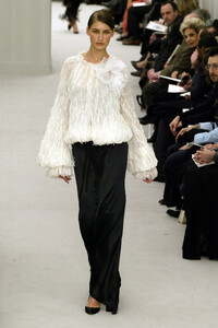 1927341447_Chanel2004HauteCouture285.thumb.jpg.2675fd11bea0e8c3b5e8773a929669d3.jpg